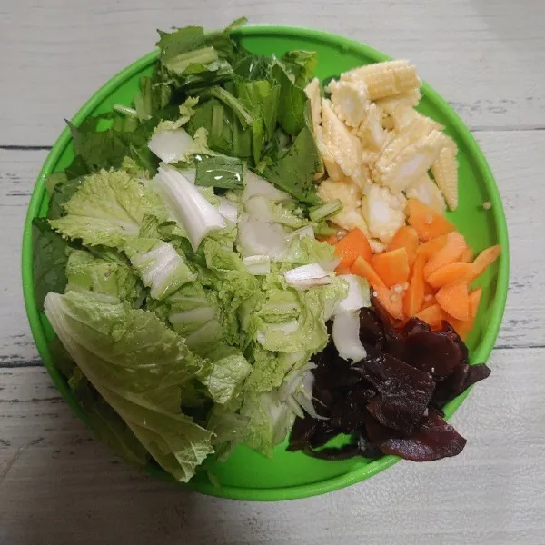 Siapkan aneka sayuran yang sudah dicuci bersih dan diiris. Sawi putih, sawi hijau, putren, wortel dan jamur kuping.