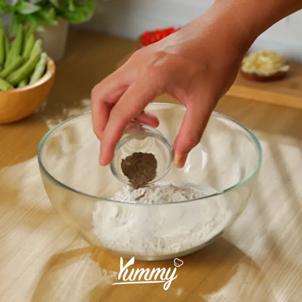 Masukkan tepung terigu, garam, lada hitam, air es. Aduk bahan pencelup hingga rata
