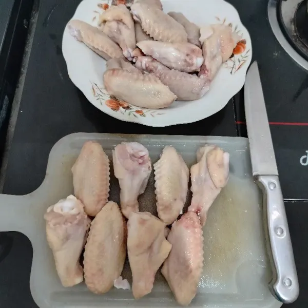Potong sayap ayam menjadi 2 bagian, buang bagian pucuk lancipnya. Lalu cuci bersih sayap ayam, tiriskan.