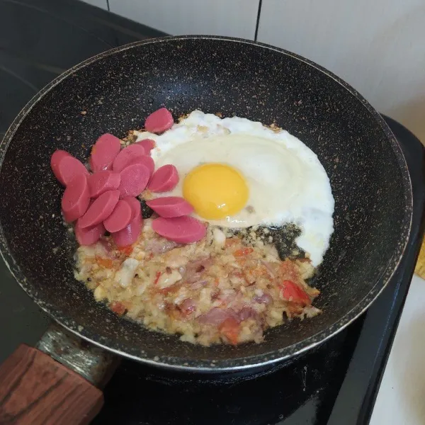 Masukan sosis dan telur, orak arik hingga matang.