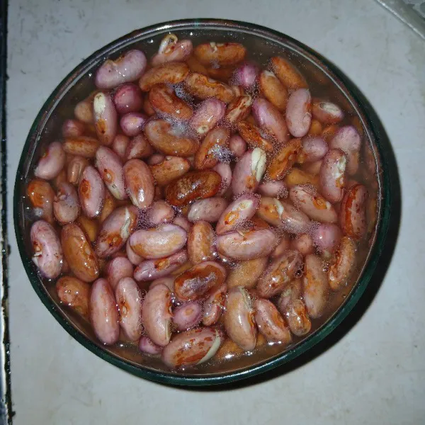 Rendam kacang merah dalam secukupnya air, kurang lebih selama 3 jam, supaya saat direbus cepat empuk Angkat. Tiriskan.
