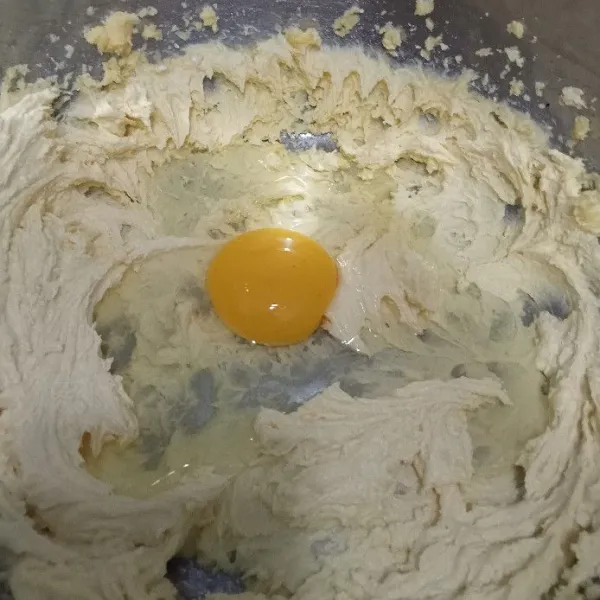 Mixer gula halus, vanili dan margarin hingga tercampur rata lalu masukkan telur satu persatu sambil di mixer hingga kental berjejak, matikan mixer.