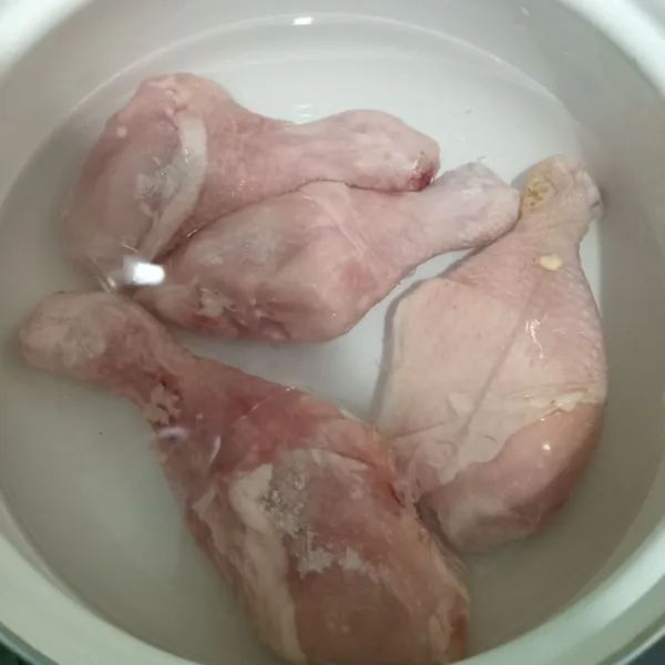 Masukkan ayam dalam panci berisi air.