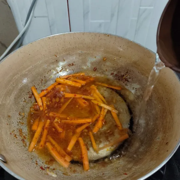 Tambahkan air masak hingga wortel matang.