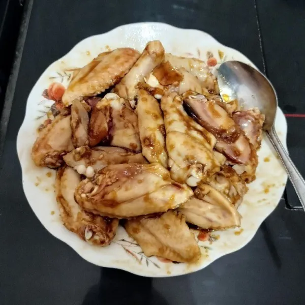 Aduk rata dan marinasi selama 15 menit agar bumbu meresap.