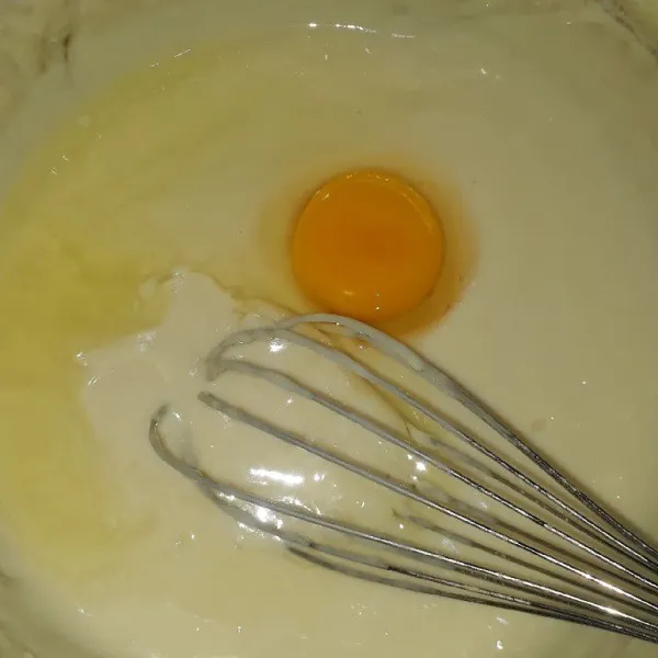 Masukkan telur kemudian aduk-aduk.