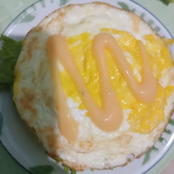 Tata telur, beri mayonaise dan salad dressing. Tutup dengan roti lalu sajikan.