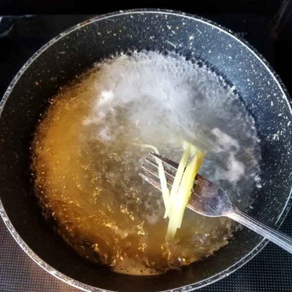 Didihkan air rebus pasta hingga al dente.