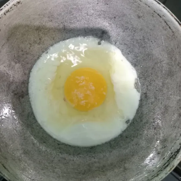 Ceplok telur satu persatu, tambahkan sejumput garam.