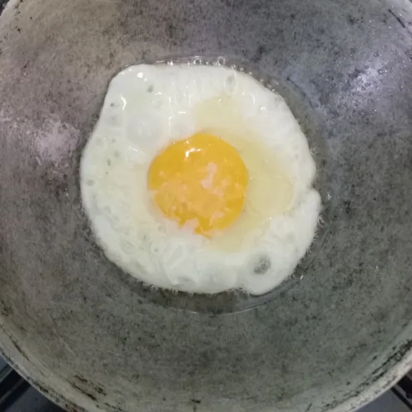 Ceplok telur satu persatu. Boleh ditambahkan sejumput garam. Sisihkan.