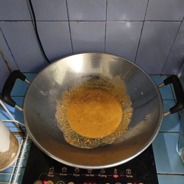 Siapkan wajan, masukkan bumbu pecel dan air. Masak hingga mengental.