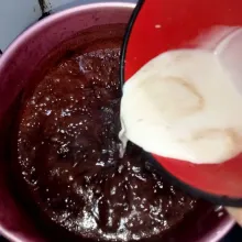 Campur semua bahan vla menjadi satu kecuali maizena, aduk rata masak hingga mendidih kemudian masukkan maizena yang sudah dilarutkan.
