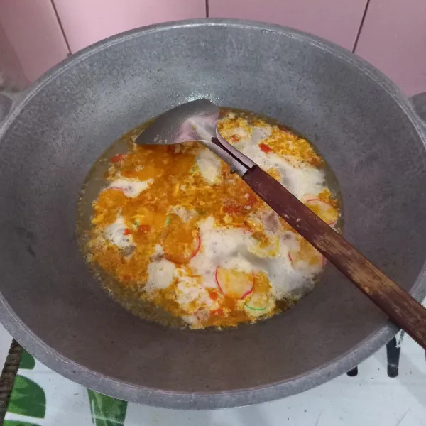 Masukkan telur, kerupuk masak hingga telur matang dan kerupuk empuk.