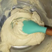 Mixer sebentar hingga cukup rata, matikan mixer lalu aduk rata.