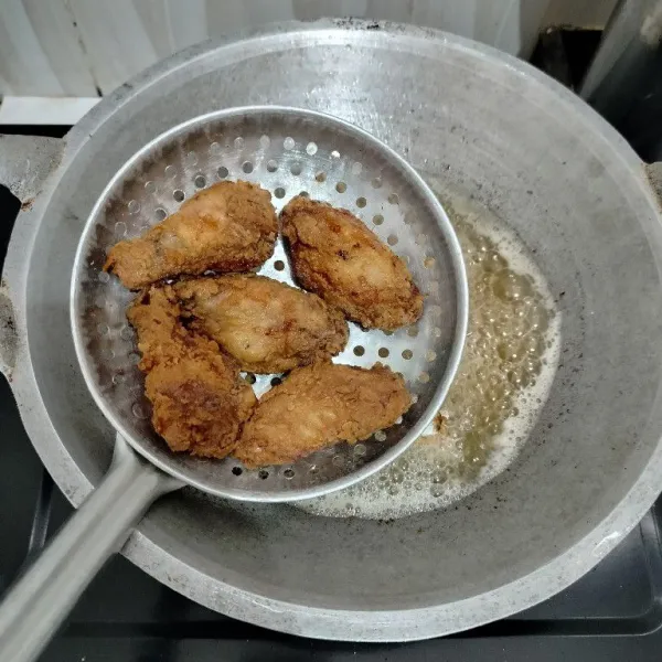 Kemudian goreng ayam dalam minyak panas hingga matang. Angkat dan tiriskan.