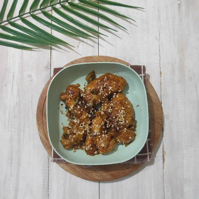 Ayam goreng crispy dengan saus madu wijen di atas piring