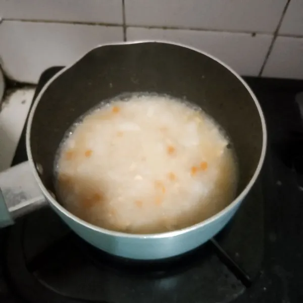 Tambahkan bubur, masak hingga menyatu.