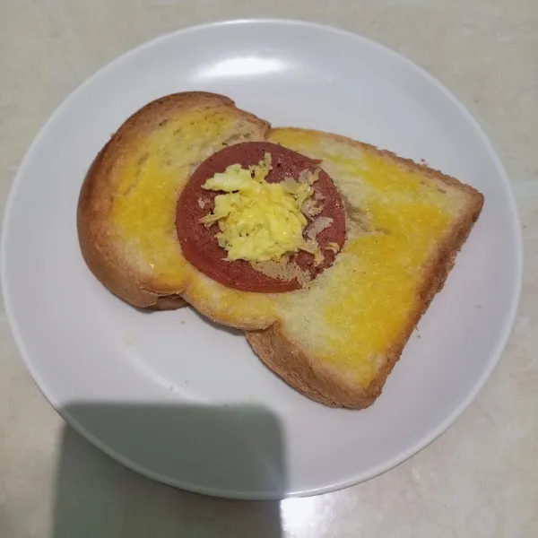 Panggang beef slice dan setengah adonan telur lagi, lalu letakkan diatas roti.