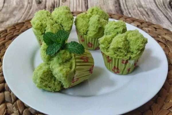 5 Resep Bolu Pandan Kukus Enak, Harum, dan Mudah Dibuat