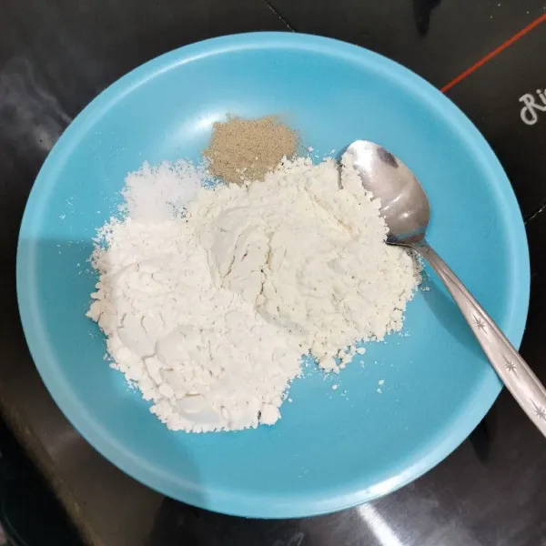 Campur bahan pelapis di dalam piring, aduk rata.