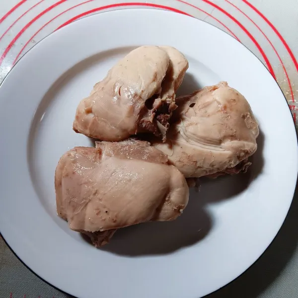 Setelah 20 menit, angkat ayamnya. Boleh digoreng sebentar saja sekitar 5 detik minyak yang panas atau bisa langsung disantap tanpa digoreng.