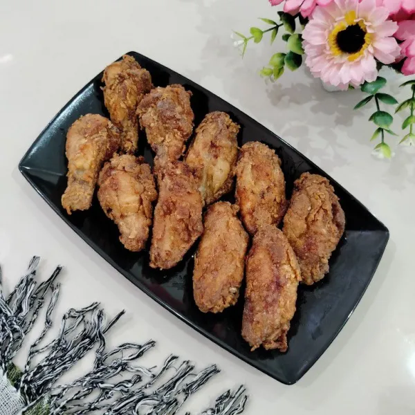 Tata ayam di piring dan sajikan hangat.