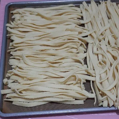 Selanjutnya gilas tipis adonan kemudian potong-potong bisa juga menggunakan pasta maker.