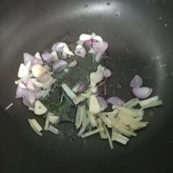 Tumis bawang merah, bawang putih, bawang bombai sampai harum.
