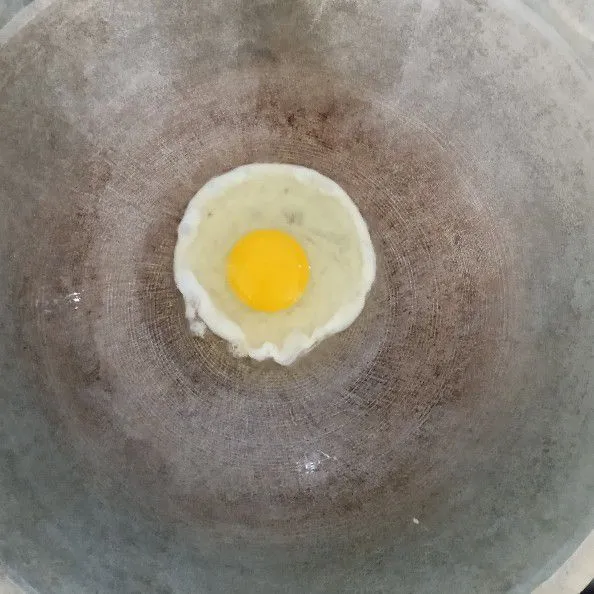 Ceplok telur satu per satu.