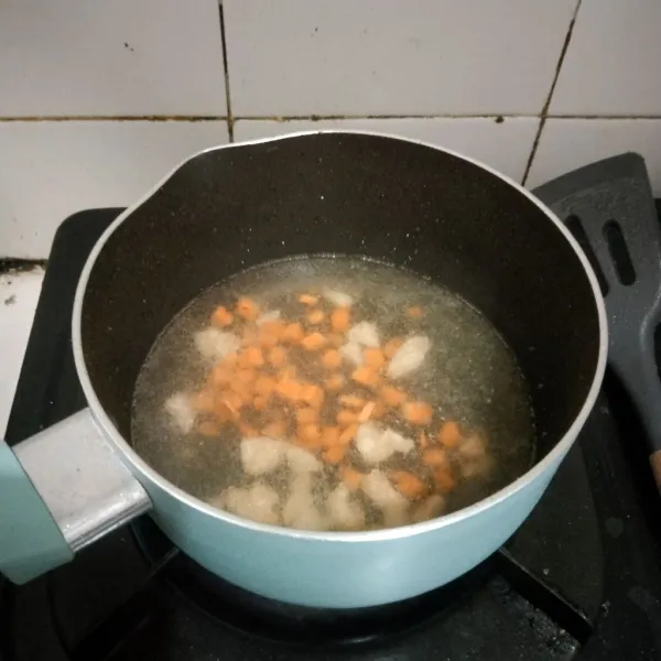 Masukkan potongan wortel, masak hingga empuk.