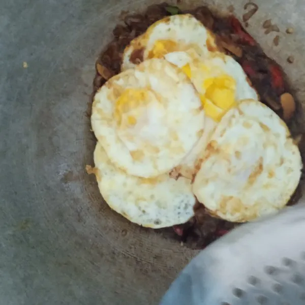 Masukkan telur ceplok, masak sampai bumbu meresap. Tes rasa. Lalu angkat.
