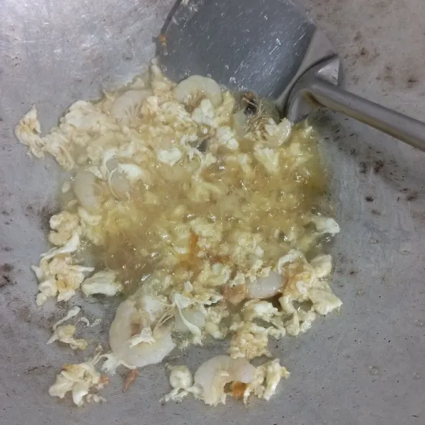 Panaskan minyak lalu orak arik telur kemudian masukkan udang, aduk rata.