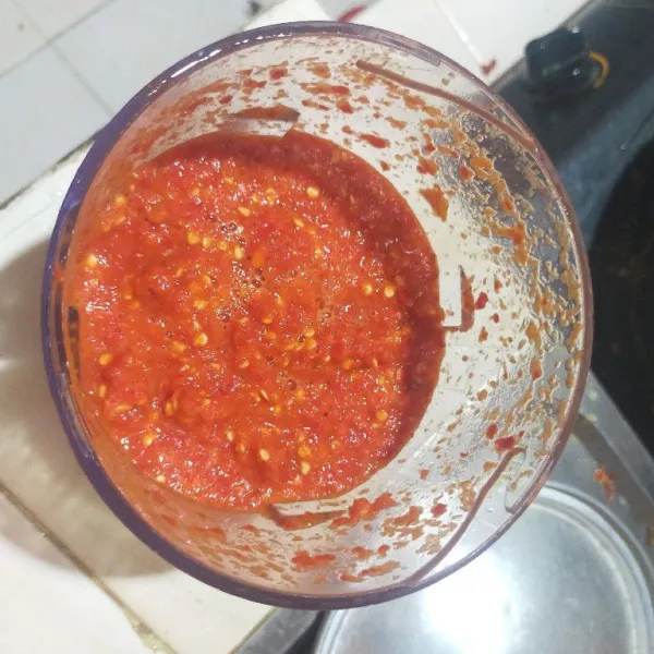 Blender cabe merah keriting dan bawang merah.