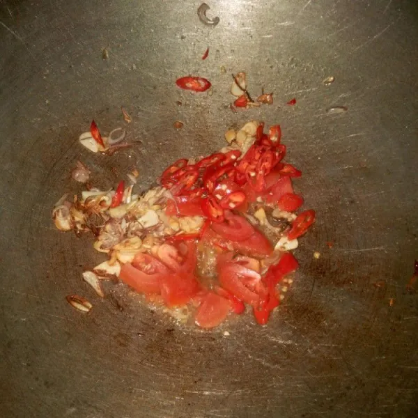 Terus tambahkan cabai dan tomat tumis sampai layu.