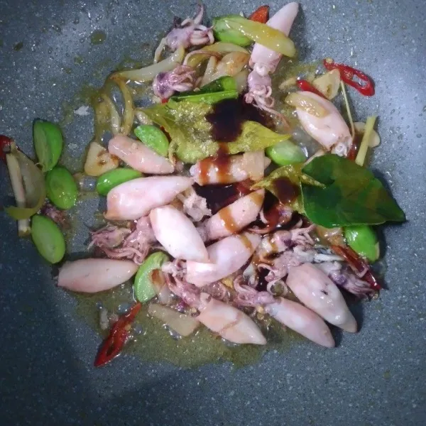 Tambahkan gula, saus tiram, dan sedikit air. Aduk masak sampai semua bahan tercampur dan matang. Sajikan!