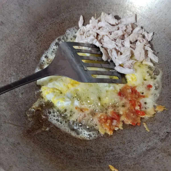 Goreng telur orak arik, masukkan sambel bawang dan ayam suwir, tumis sampai harum.