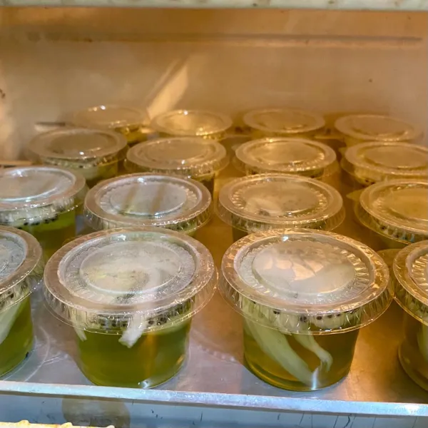 Jika jelly telah mengeras, simpan dalam lemari es. Sajikan.