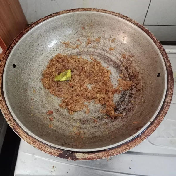 Goreng kelapa parut yang sudah dibumbui sampai kering. Peras dengan tisu supaya kadar minyak berkurang, Taburkan ke atas ati ampela.