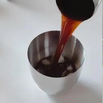 Tuang madu, espresso dan es batu ke dalam shaker.