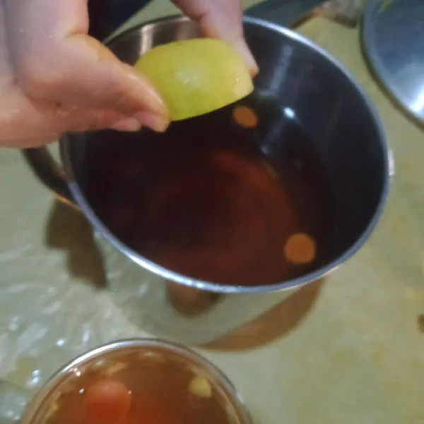Beri perasan air jeruk nipis aduk rata sajikan selagi hangat.