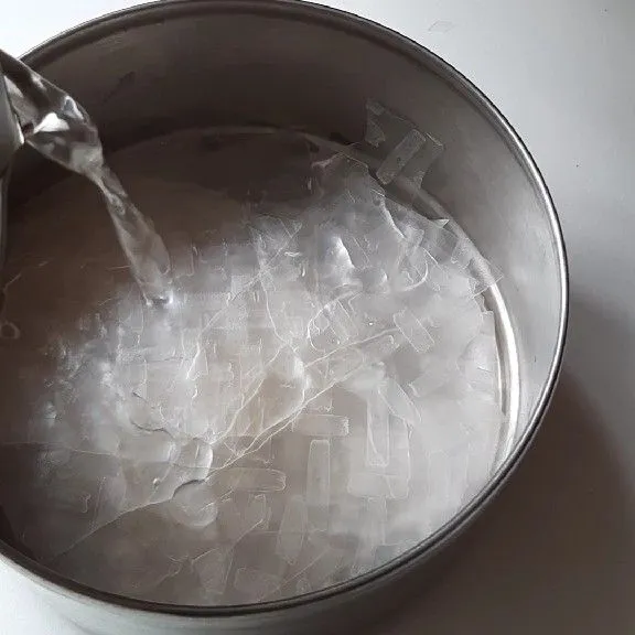 Patahkan paper rice, lalu rendam dengan air panas hingga lunak.
