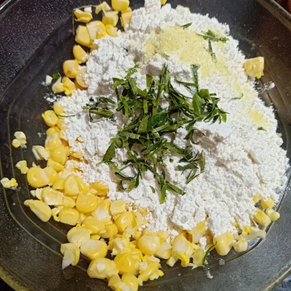 Campur dengan tepung, daun jeruk, gula, garam dan kaldu bubuk.