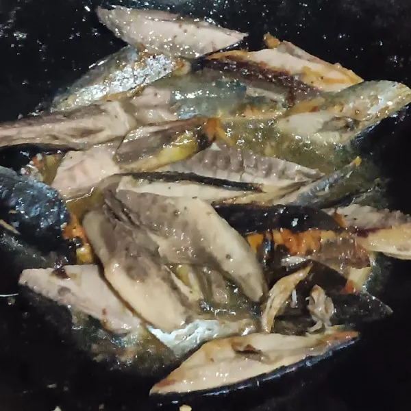 Panaskan minyak dan goreng ikan cue sampai berwarna agak kecoklatan, angkat, tiriskan.