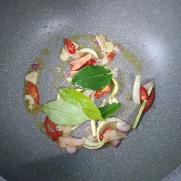 Tumis bahan bumbu iris sampai harum.
