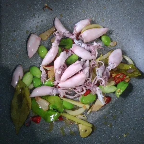 Masukkan cumi, lalu masak kembali.