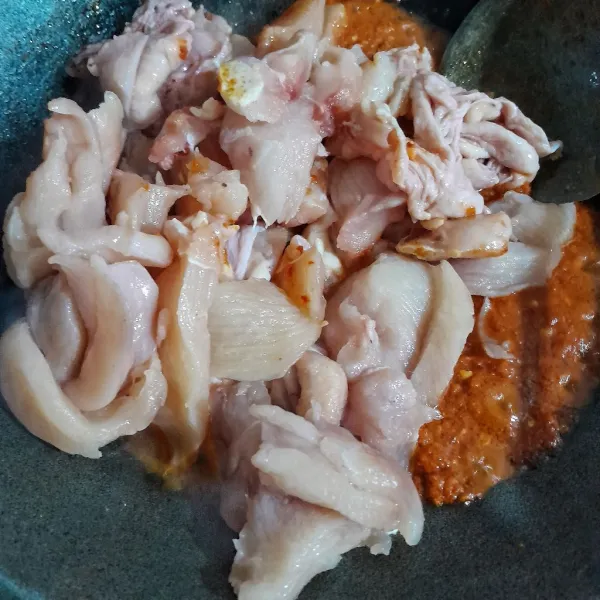 Masukkan daging ayam, aduk rata dan masak hingga daging ayam berubah warna.