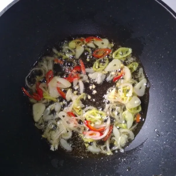 Tumis bumbu sampai harum