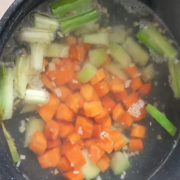 Masukkan wortel, labu masak hingga matang.