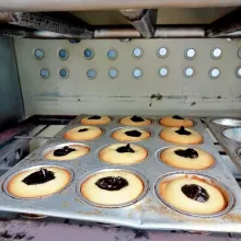 Panaskan oven 180°C kemudian masukkan putu Belanda, panggang selama 20 menit sesuaikan dengan oven masing-masing. Tunggu 10 menit keluarkan putu dari loyang dan sajikan.