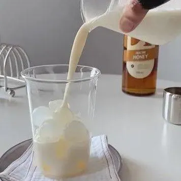 Tuang susu fresh milk.